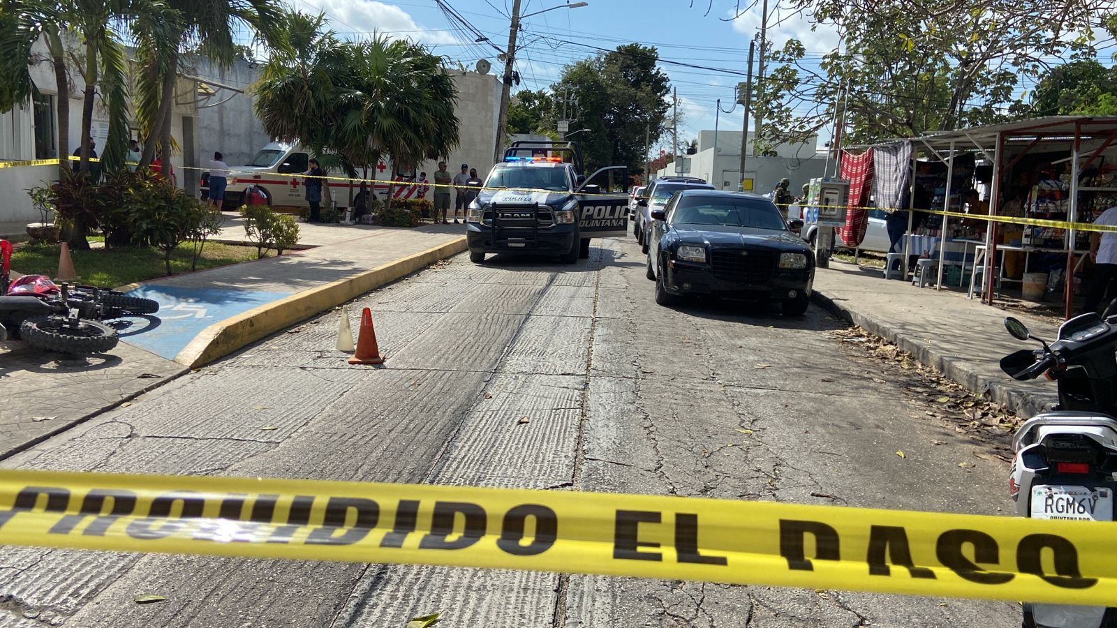 Se salva hombre de ser baleado, tras violento asalto frente a la clínica del ISSSTE de Cancún