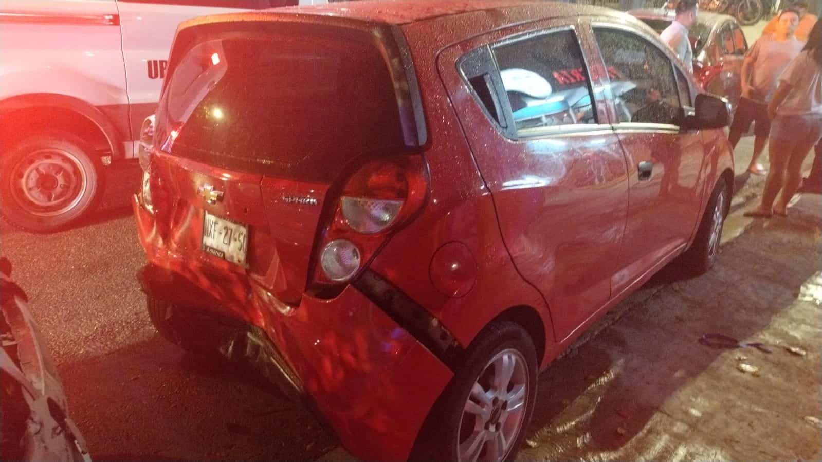 Taxista se duerme al volante y choca contra dos vehículos estacionados, en el fraccionamiento villas del sol