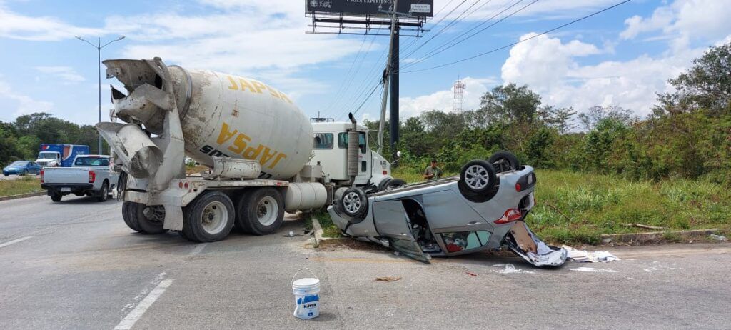 Un lesionado y múltiples daños materiales, saldo de dos choques simultáneos en Playa del Carmen