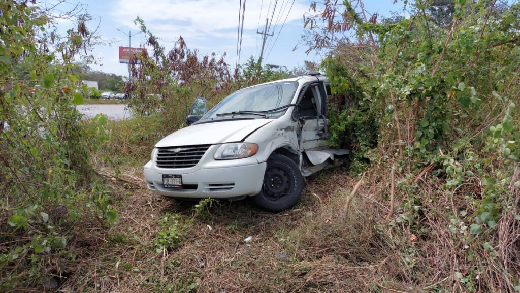 Un lesionado y múltiples daños materiales, saldo de dos choques simultáneos en Playa del Carmen