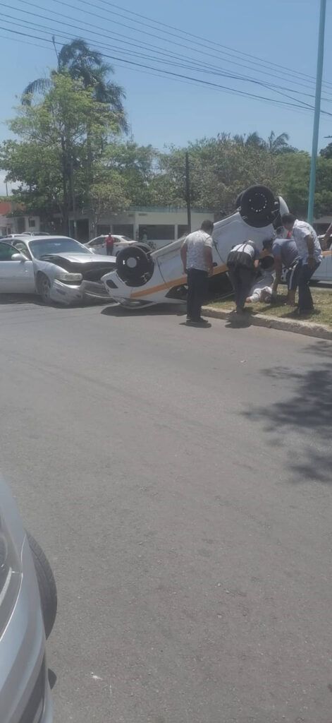 Deja un taxista muerto y una pasajera lesionada aparatosa volcadura en Chetumal