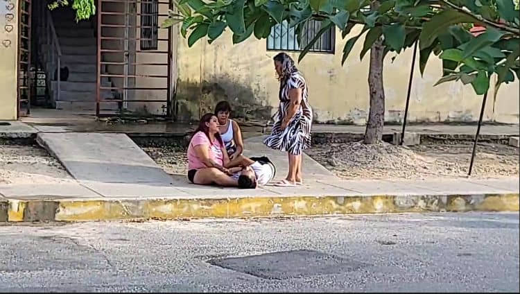QUEDÓ SOBRE LA BANQUETA || Un muerto en paseos del mar, en nuevo ataque armado en la ciudad de Cancún