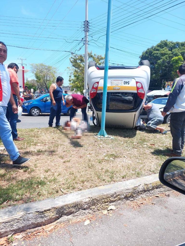 Deja un taxista muerto y una pasajera lesionada aparatosa volcadura en Chetumal