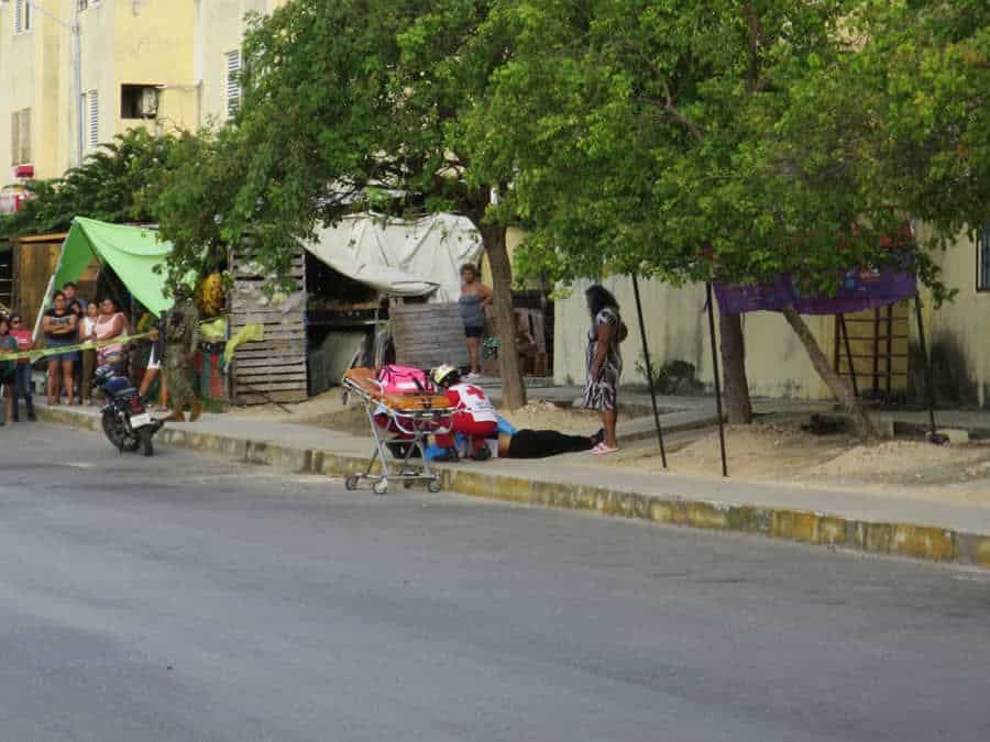 QUEDÓ SOBRE LA BANQUETA || Un muerto en paseos del mar, en nuevo ataque armado en la ciudad de Cancún