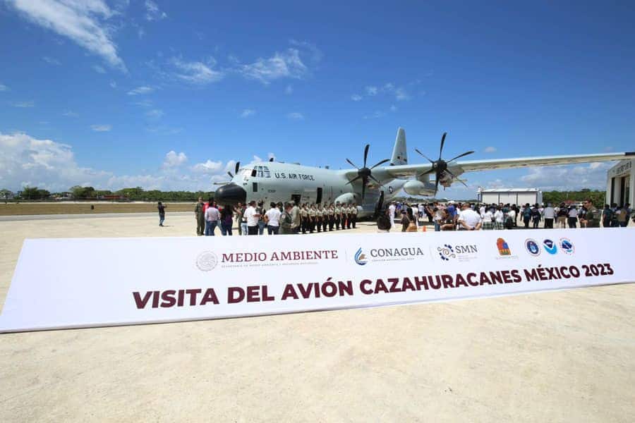Aterriza en Chetumal el avión cazahuracanes