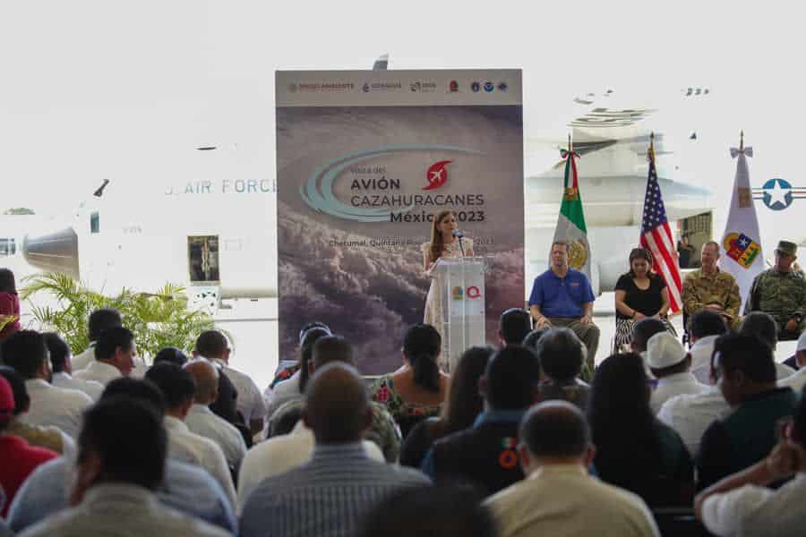 Aterriza en Chetumal el avión cazahuracanes