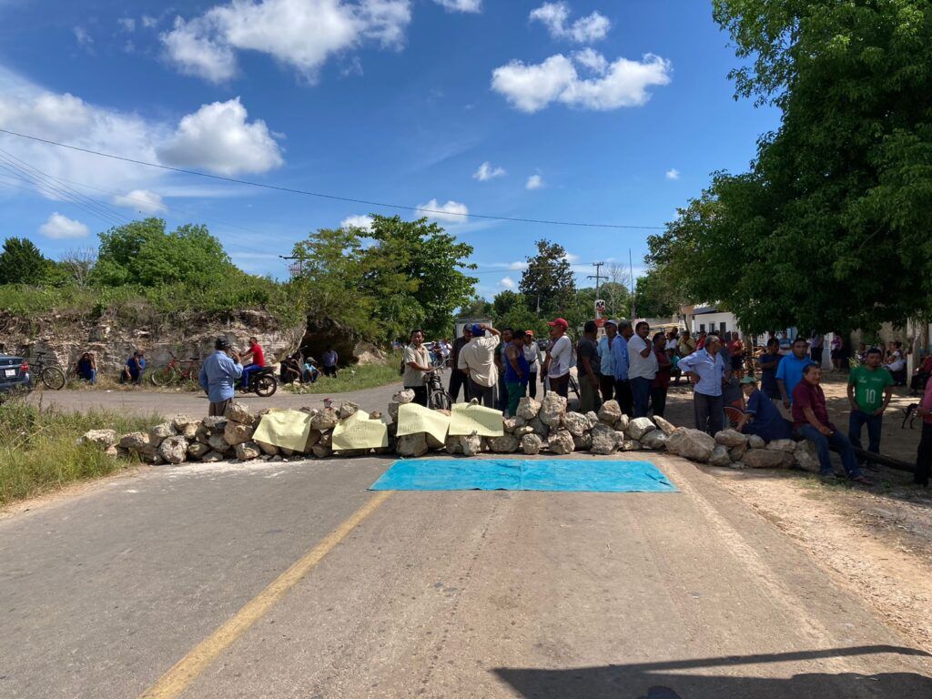 Bloquean ejidatarios de Tepich tramo carretero para exigir ser indemnizados por terrenos expropiados