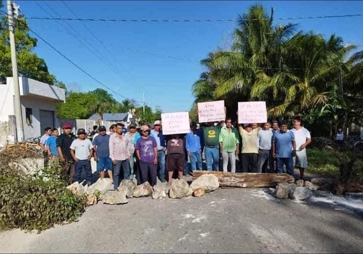 Bloquean ejidatarios de Tepich tramo carretero para exigir ser indemnizados por terrenos expropiados
