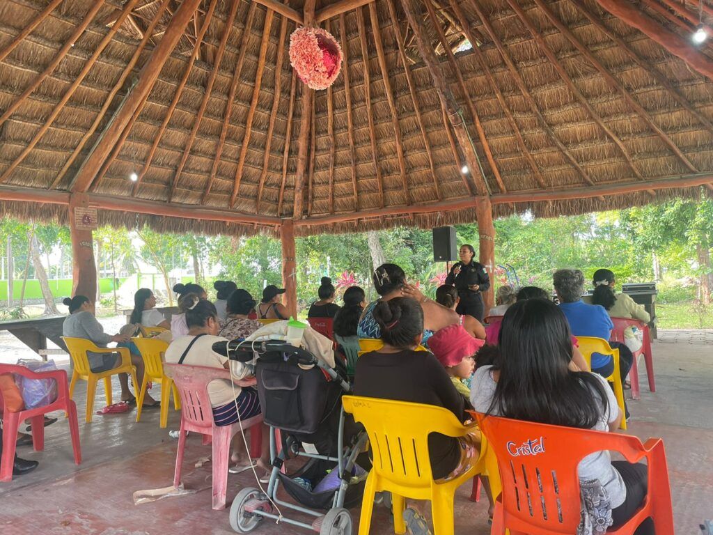 Brinda Gobierno de Puerto Morelos orientación permanente a mujeres del municipio