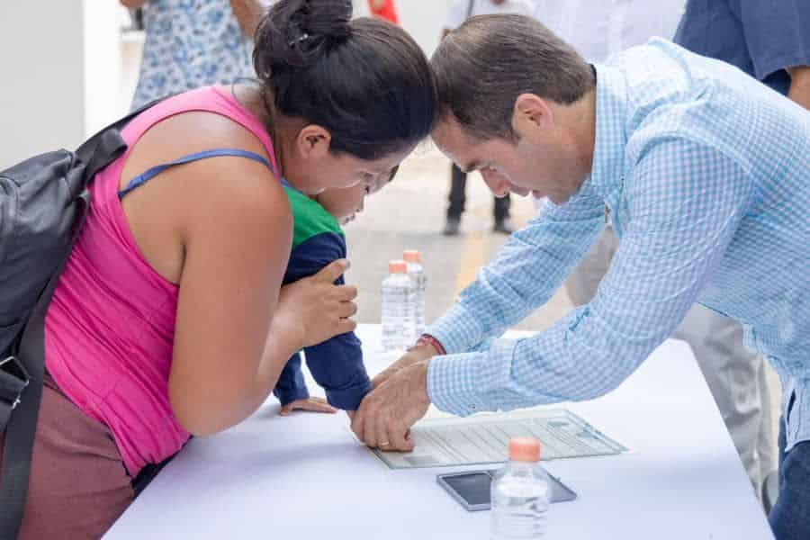 Diego Castañón entrega actas de nacimiento a 41 infantes de Tulum