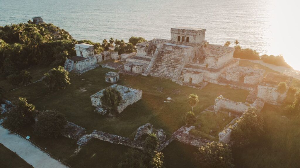 Diego Castañón fortalece cooperación con el INAH para mejorar la zona arqueológica de Tulum