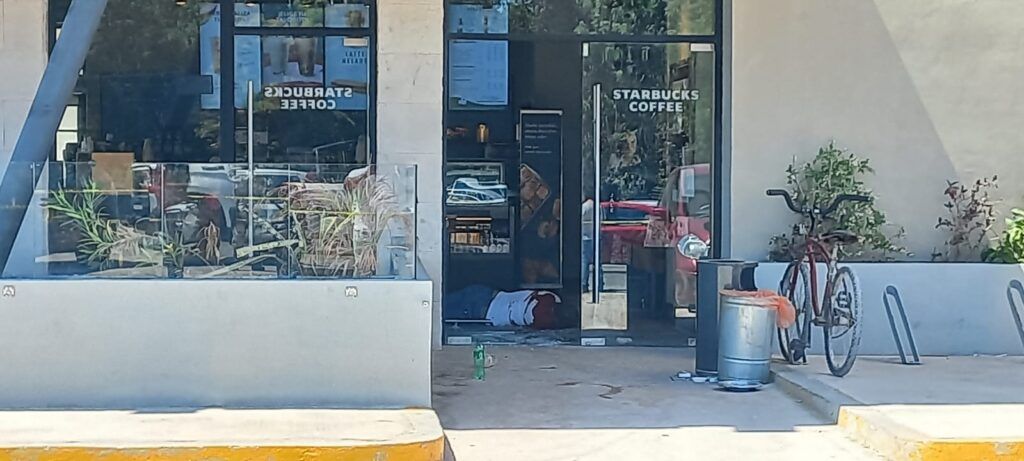 Ejecutan a un hombre y lesionan a otro al interior de un Starbucks en Tulum