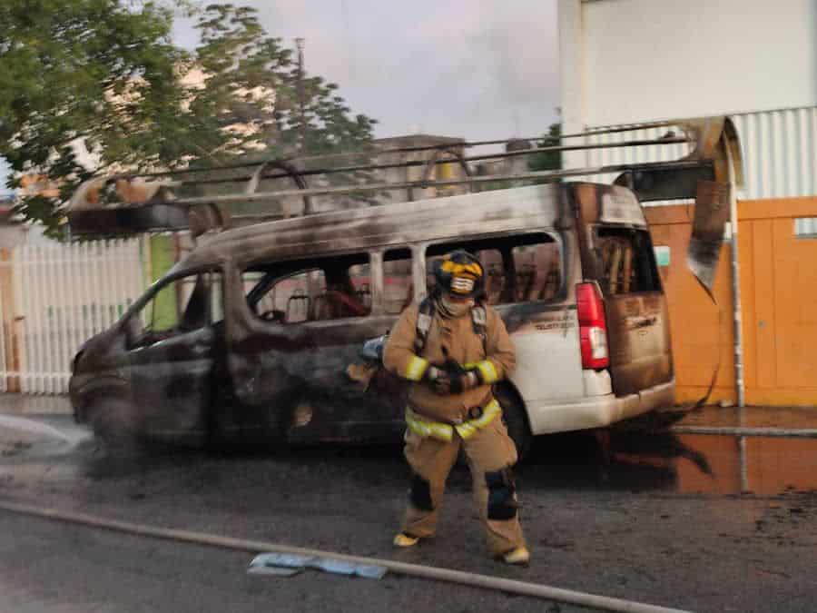 Reducida a fierro quemado terminó una van de transporte público al incendiarse