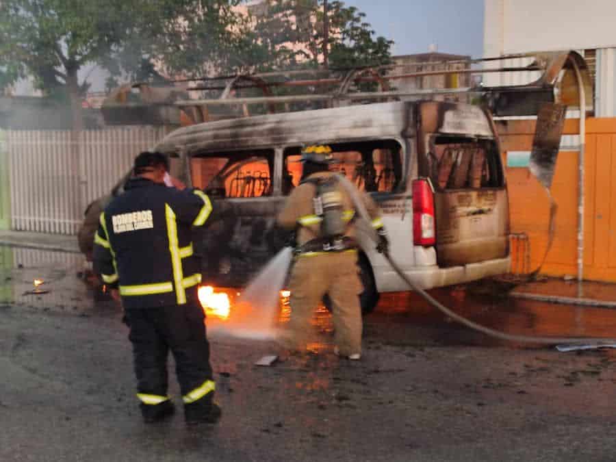 Reducida a fierro quemado terminó una van de transporte público al incendiarse