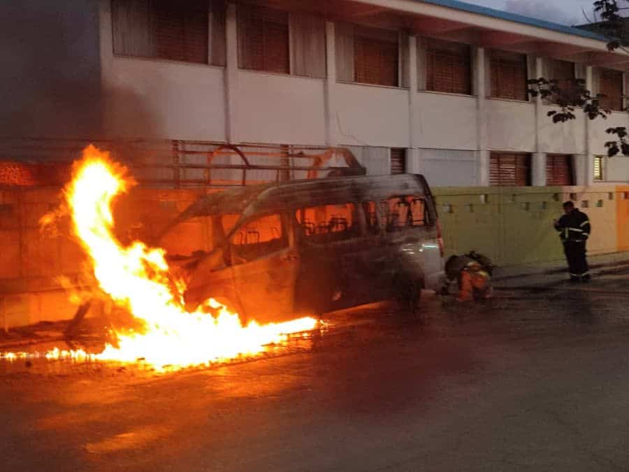 Reducida a fierro quemado terminó una van de transporte público al incendiarse