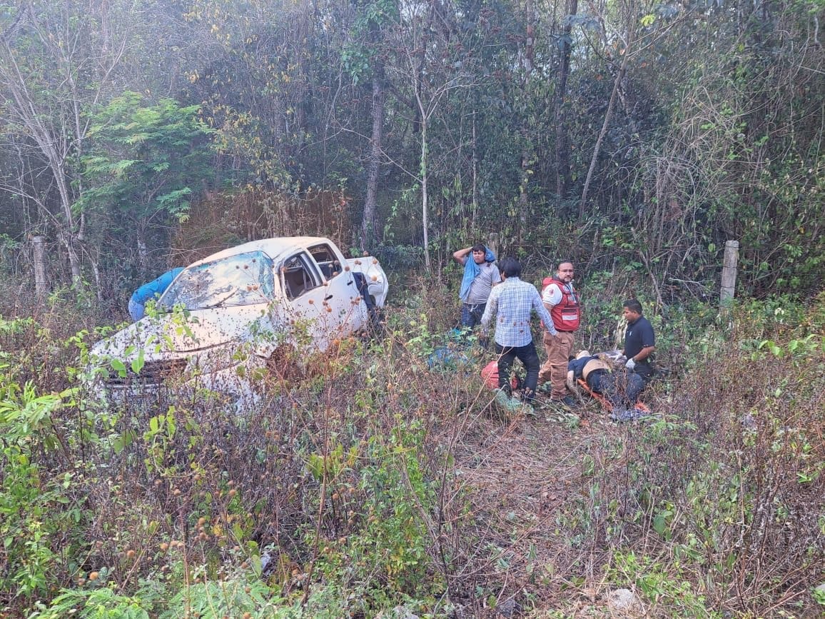 Vuelca vehículo que transportaba a trabajadores del Tren Maya en Carrillo Puerto; hay un muerto y tres heridos