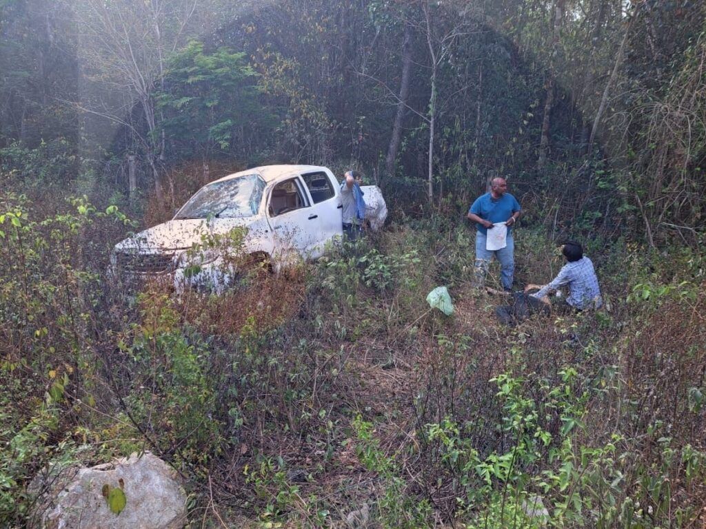 Vuelca vehículo que transportaba a trabajadores del Tren Maya en Carrillo Puerto; hay un muerto y tres heridos