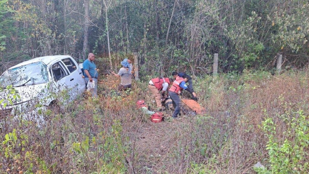 Vuelca vehículo que transportaba a trabajadores del Tren Mayas