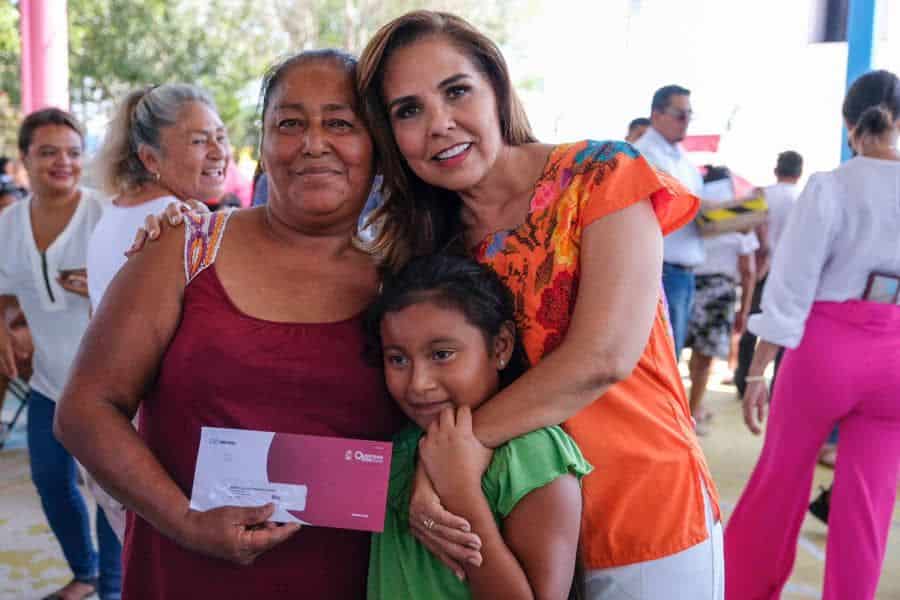 Entrega mano en mano Mara Lezama tarjetas “Mujer es Vida”