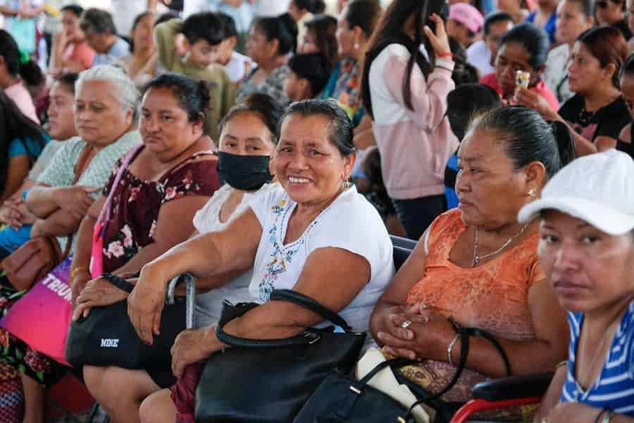 Entrega mano en mano Mara Lezama tarjetas “Mujer es Vida”