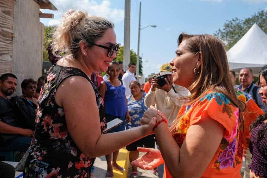 Entrega mano en mano Mara Lezama tarjetas “Mujer es Vida”