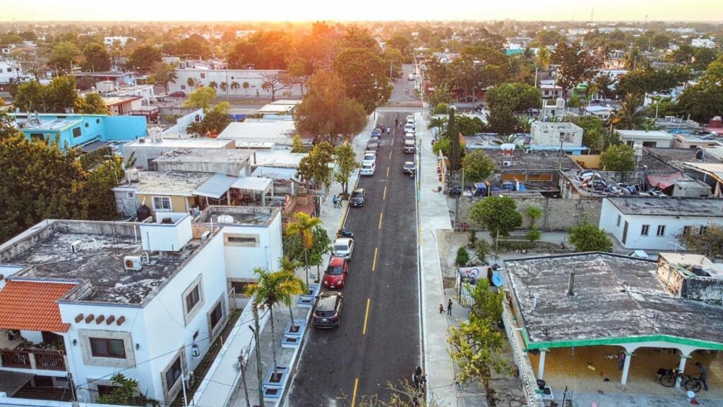 Mara Lezama entrega y recorre la nueva calle Laguna Encantada en Chetumal