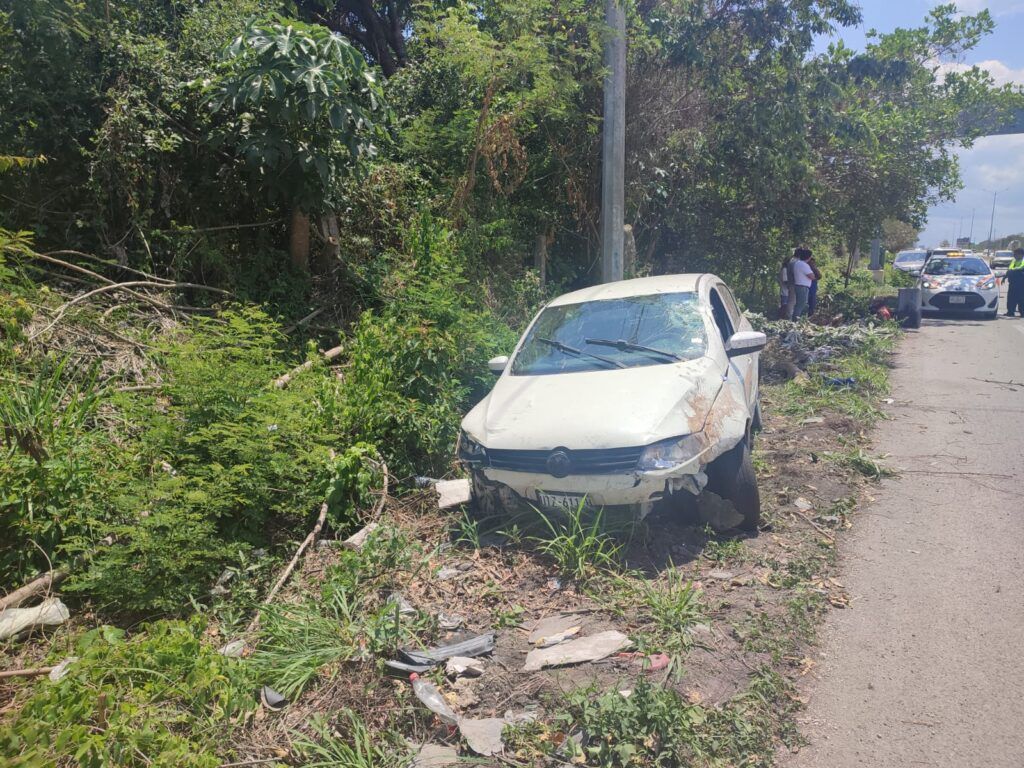 Por circular a exceso de velocidad, se le reventó un Neumático y se salio de la carretera.