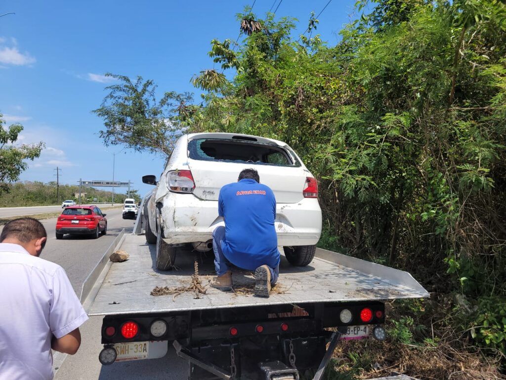 Por circular a exceso de velocidad, se le reventó un Neumático y se salio de la carretera.