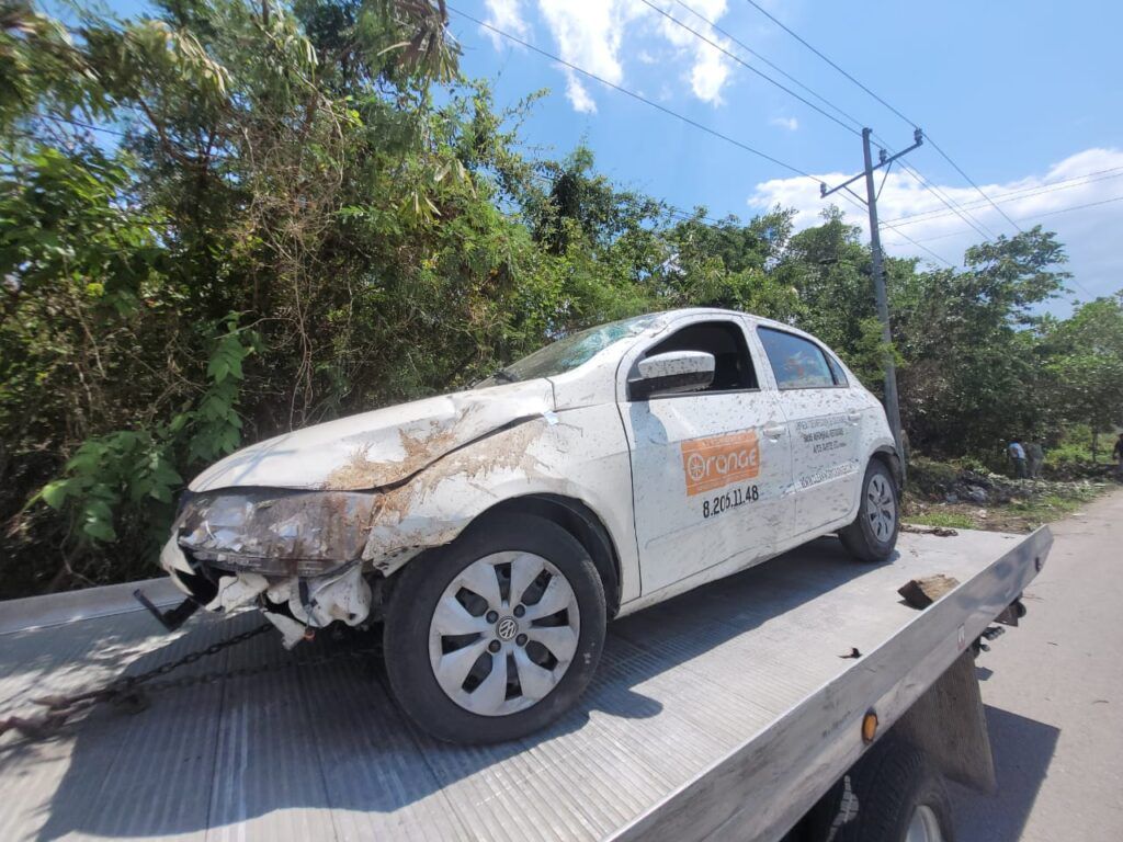 Por circular a exceso de velocidad, se le reventó un Neumático y se salio de la carretera.