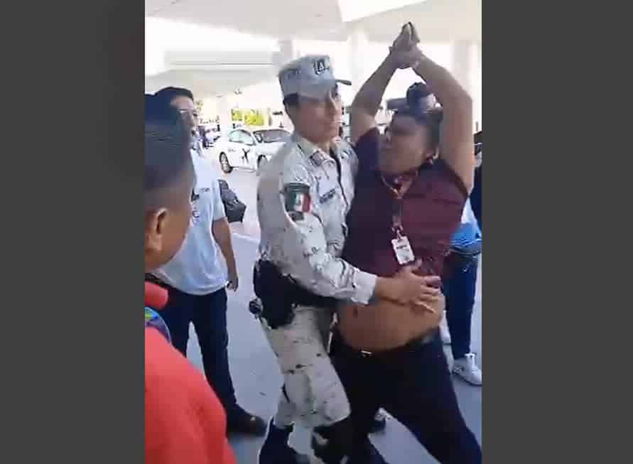 Captan nueva trifulca entre taxista y chofer de 'van' turística en el Aeropuerto Internacional de Cancún