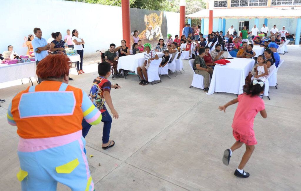 Ofrece ayuntamiento festejo con motivo del día del niño y la niña a menores con discapacidad