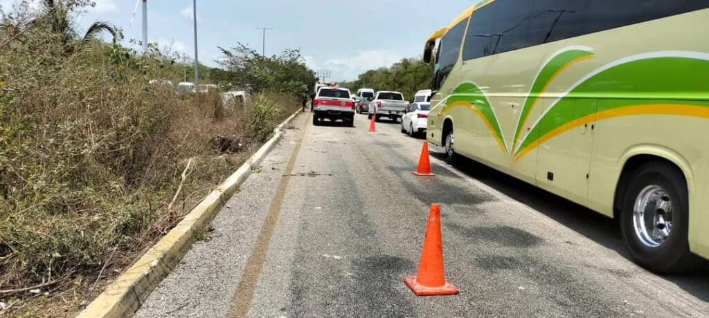 Aparatosa volcadura sobre la carretera federal 307