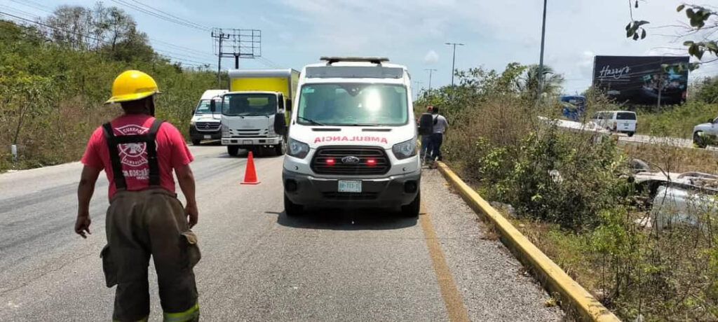 Aparatosa volcadura sobre la carretera federal 307