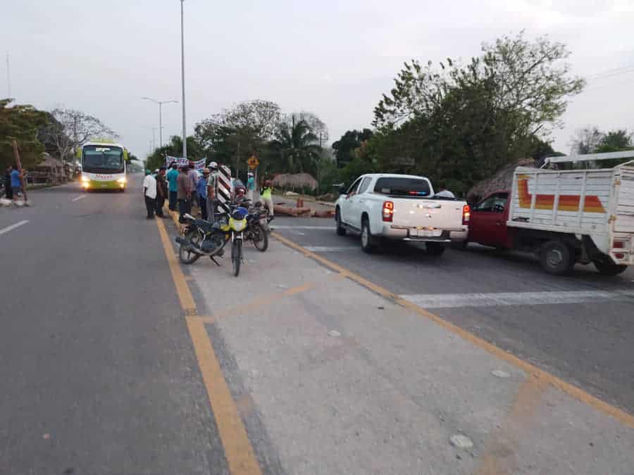 Bloquea comunidad de Bacalar la 'Vía Corta' a Mérida 
