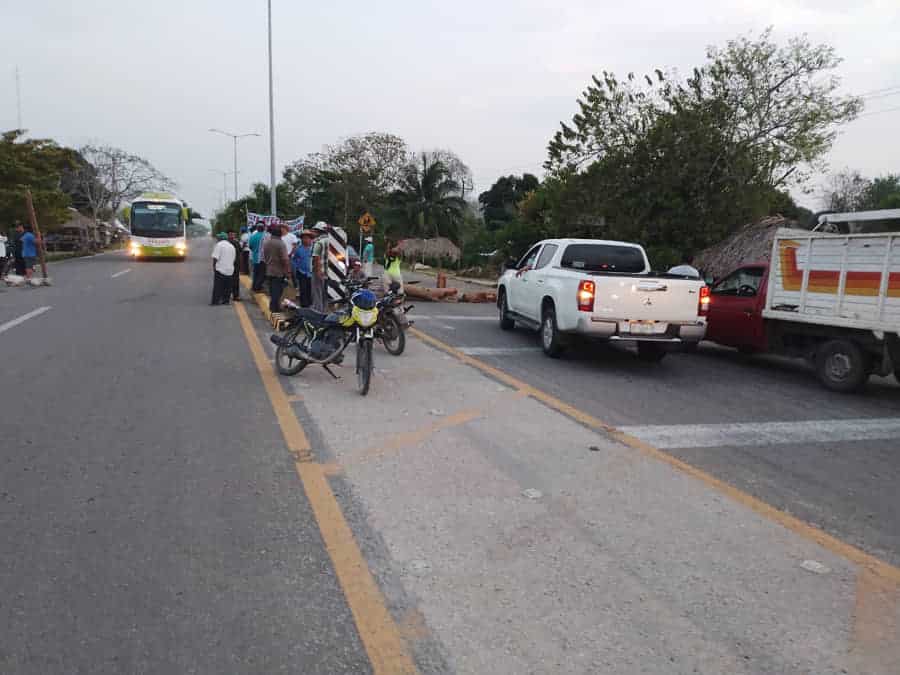 Bloquea comunidad de Bacalar la 'Vía Corta' a Mérida 
