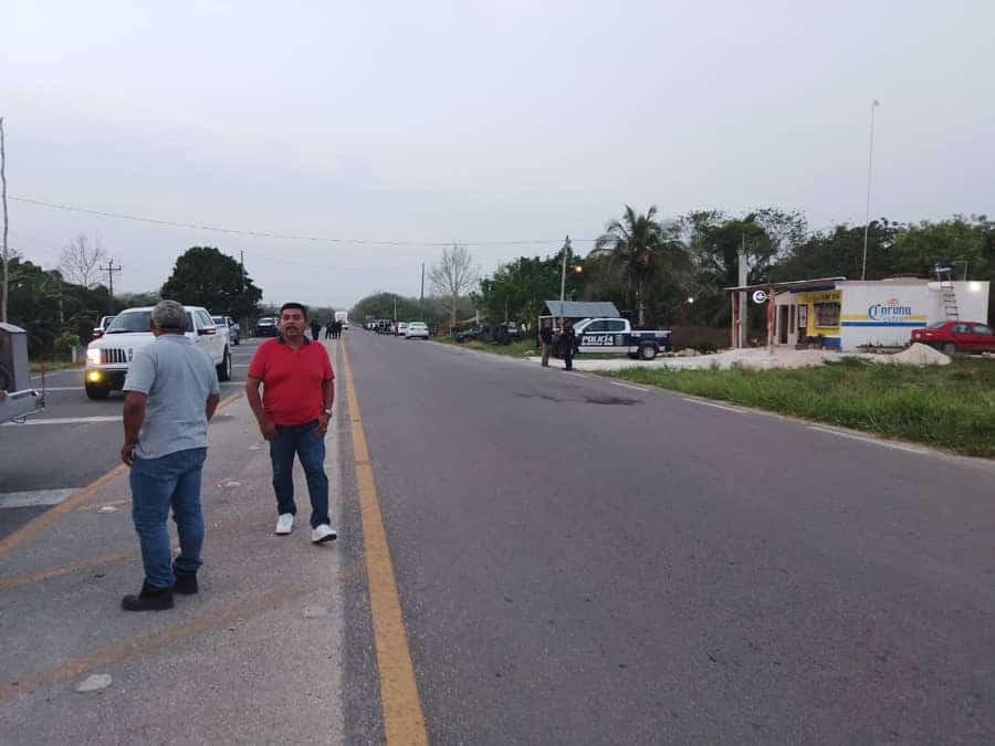 Bloquea comunidad de Bacalar la 'Vía Corta' a Mérida 
