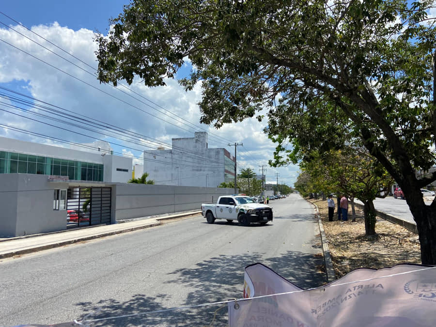 Madres Buscadoras bloquean la avenida Nichupté de Cancún, para exigir cárcel para Angélica