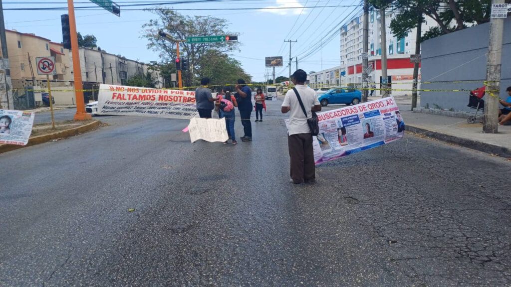 Madres Buscadoras bloquean la avenida Nichupté de Cancún, para exigir cárcel para Angélica