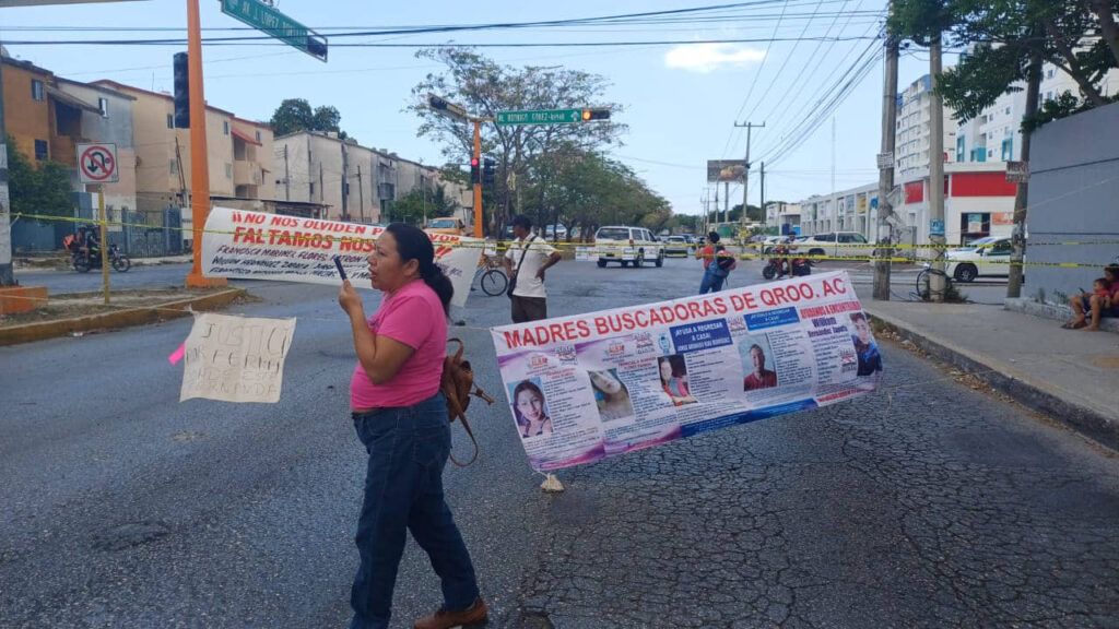 Madres Buscadoras bloquean la avenida Nichupté de Cancún, para exigir cárcel para Angélica