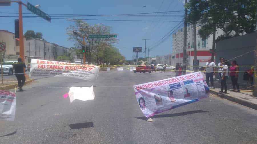 Madres Buscadoras bloquean la avenida Nichupté de Cancún, para exigir cárcel para Angélica