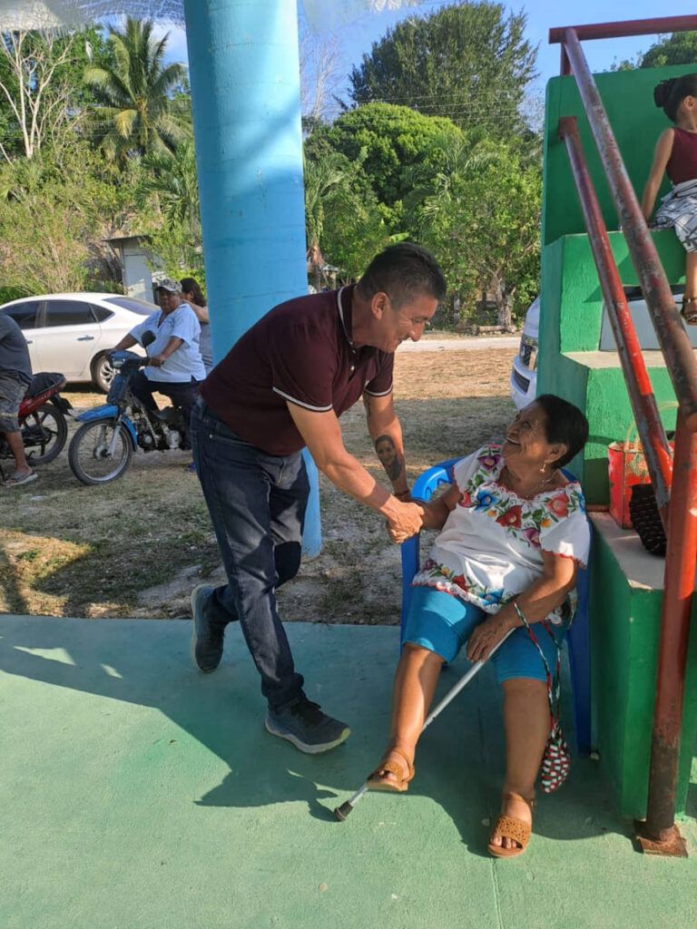 "Chepe" festeja a niños y mamis en Río Escondido