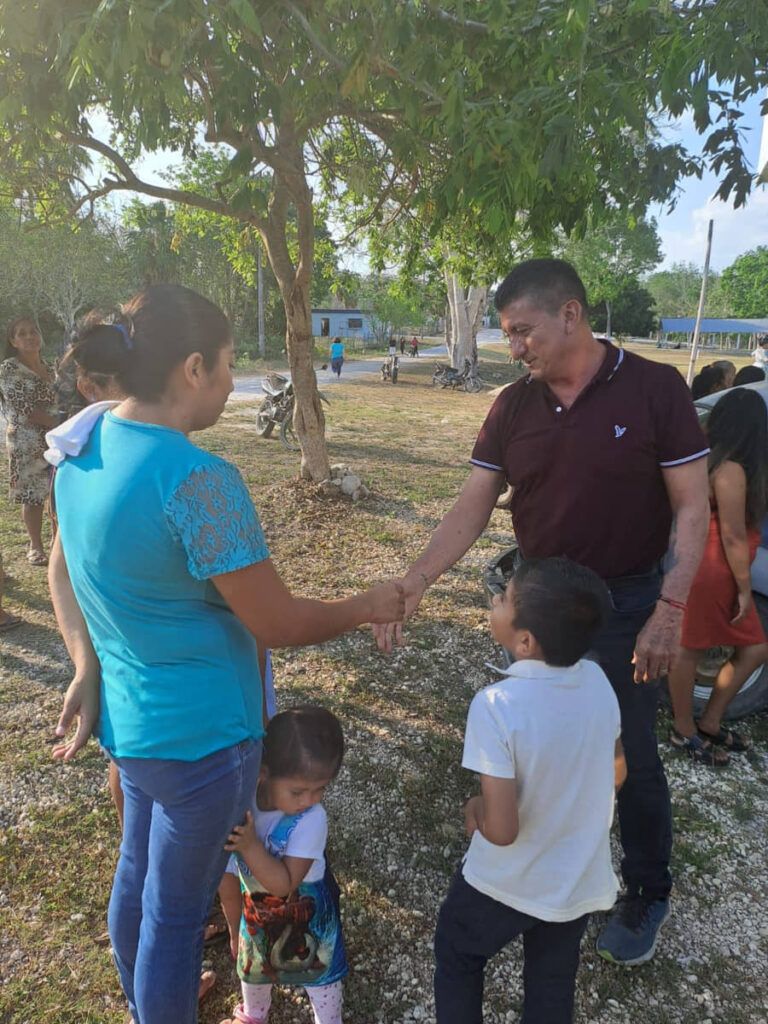 "Chepe" festeja a niños y mamis en Río Escondido