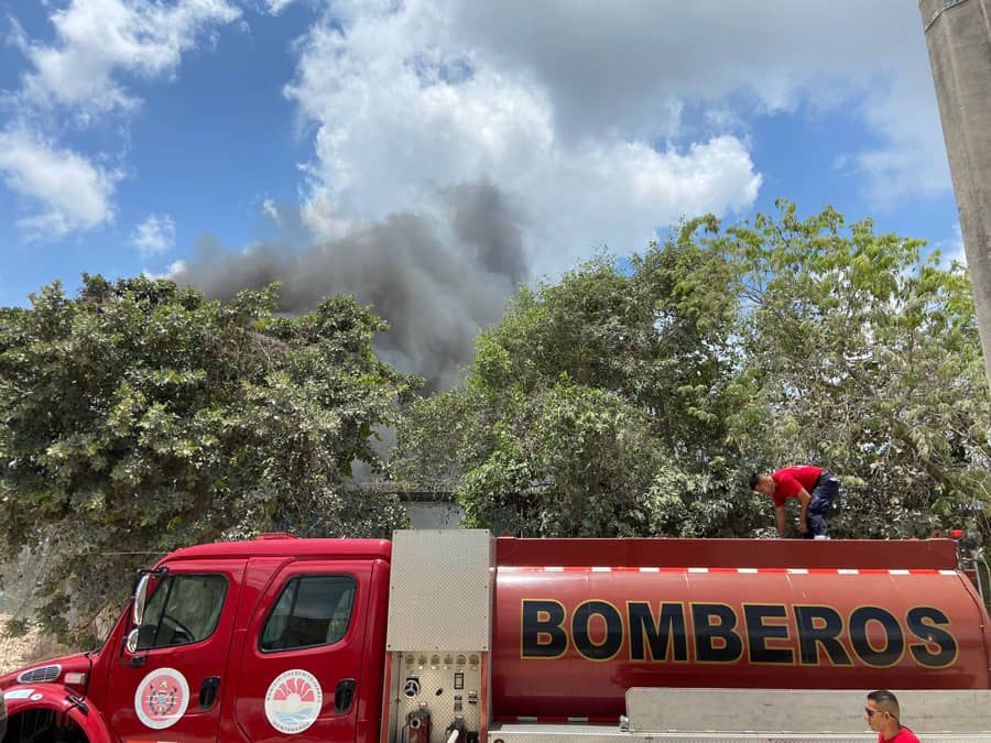 Devora incendio varios autos en un deshuesadero de la colonia El Pedregal de Cancún