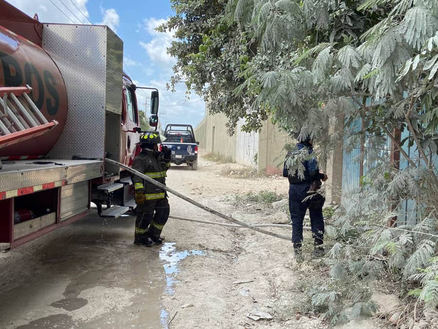 Devora incendio varios autos en un deshuesadero de la colonia El Pedregal de Cancún