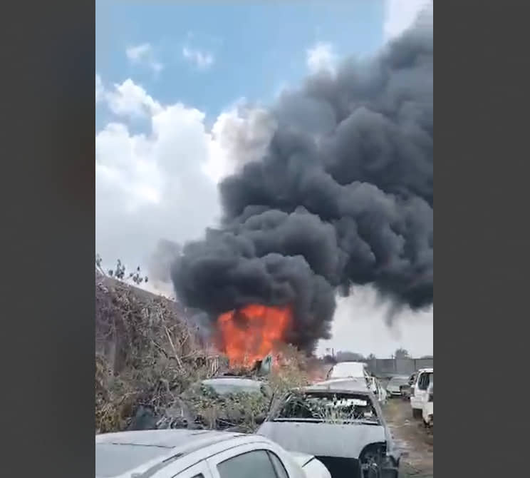 Devora incendio varios autos en un deshuesadero de la colonia El Pedregal de Cancún