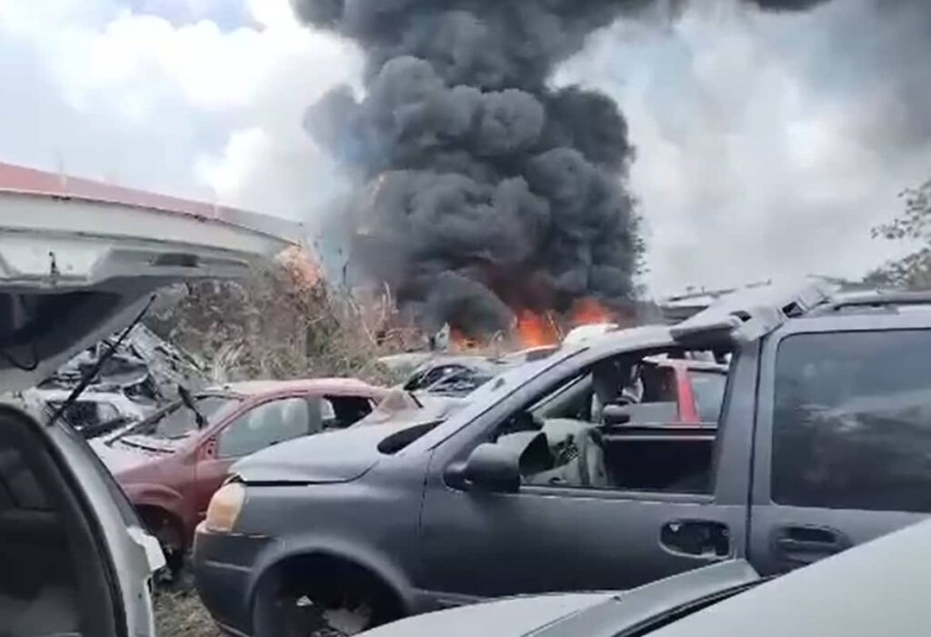 Devora incendio varios autos en un deshuesadero de la colonia El Pedregal de Cancún