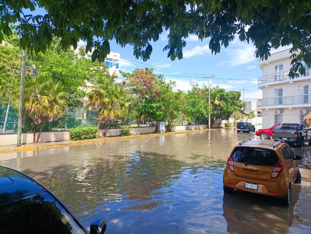 Inundaciones, carros varados y apagones, el saldo de las lluvias en Cancún
