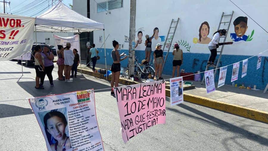 Bloquean 'Madres Buscadoras' la avenida Xcaret; para pintar mural de familiares desaparecidos en la sede de la Fiscalía 


