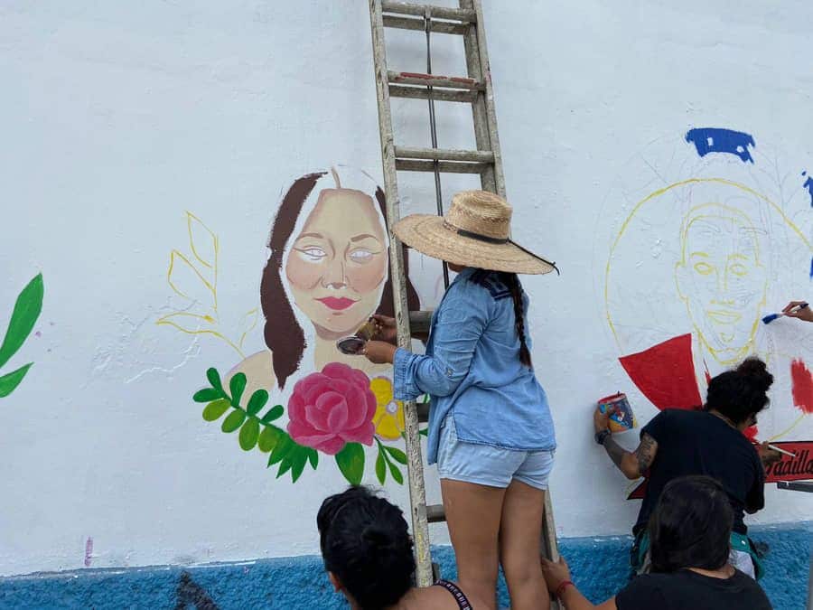 Bloquean 'Madres Buscadoras' la avenida Xcaret; para pintar mural de familiares desaparecidos en la sede de la Fiscalía 


