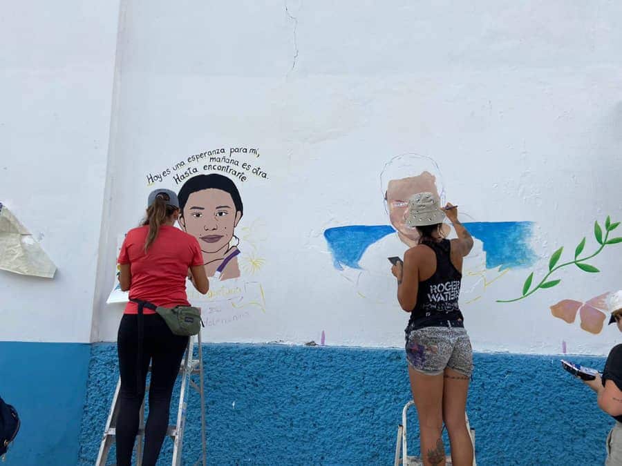 Bloquean 'Madres Buscadoras' la avenida Xcaret; para pintar mural de familiares desaparecidos en la sede de la Fiscalía 


